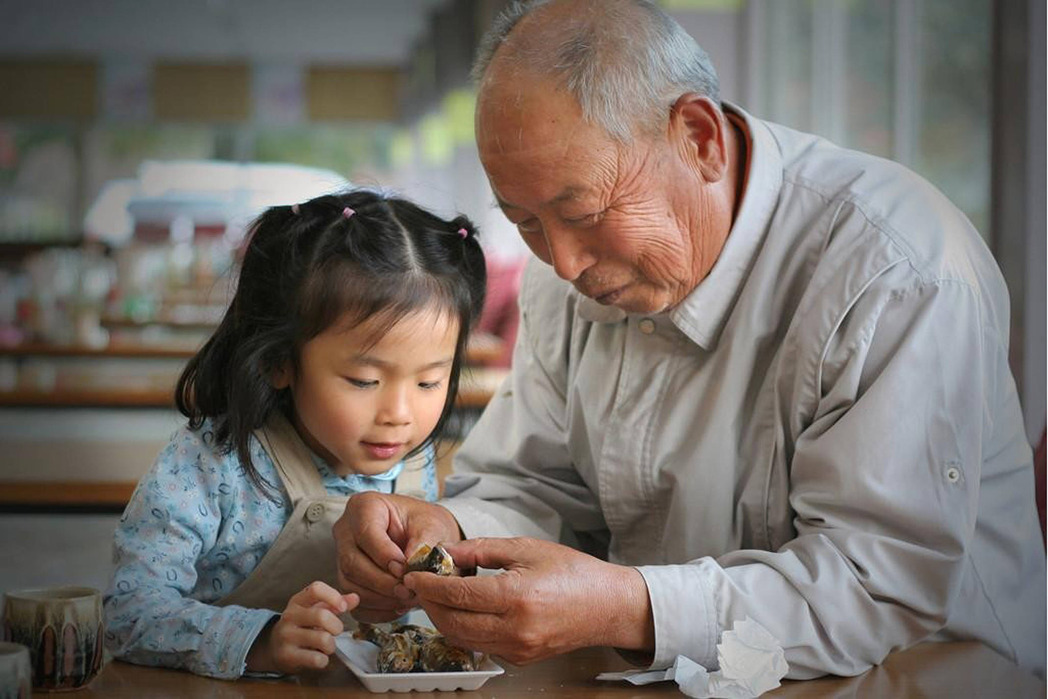 ：每月一万四的退休金却还活得狼狈不堪电子pg游戏一对八旬夫妻的悲催晚年