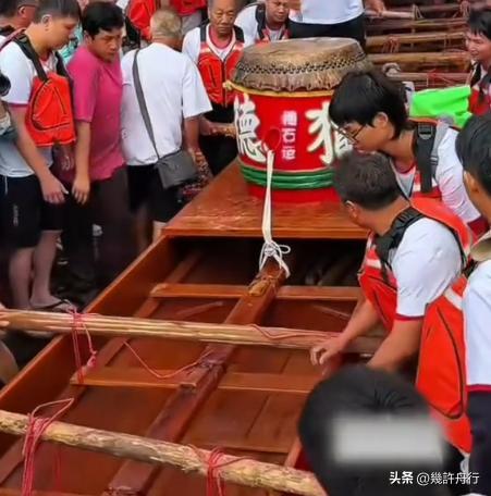 舟翻2条翻船原因离谱这下要被嘲笑了pg试玩猎德村的船翻了！3条新龙(图3)